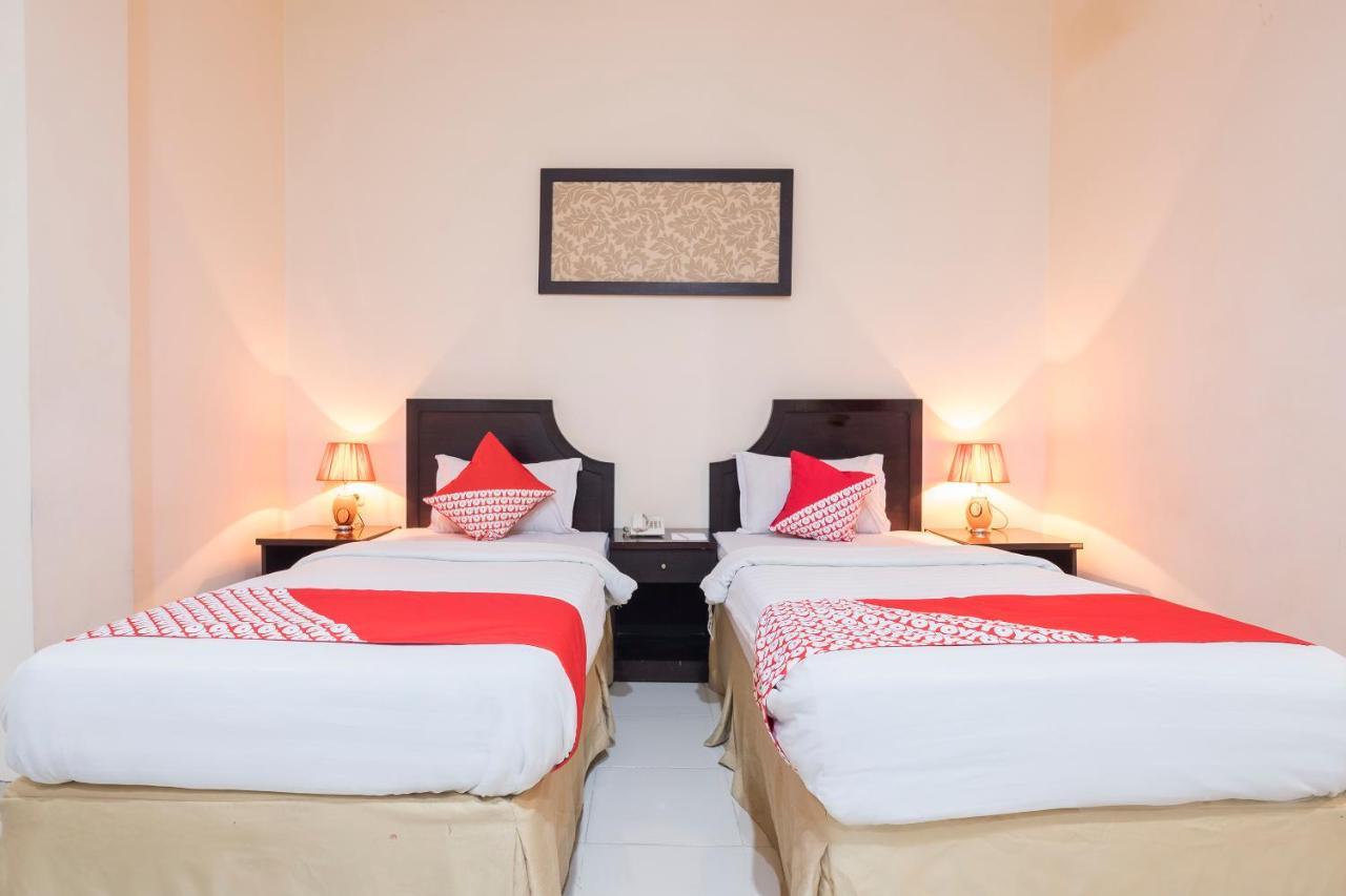 Oyo 424 Asia Hotel Makassar Luaran gambar