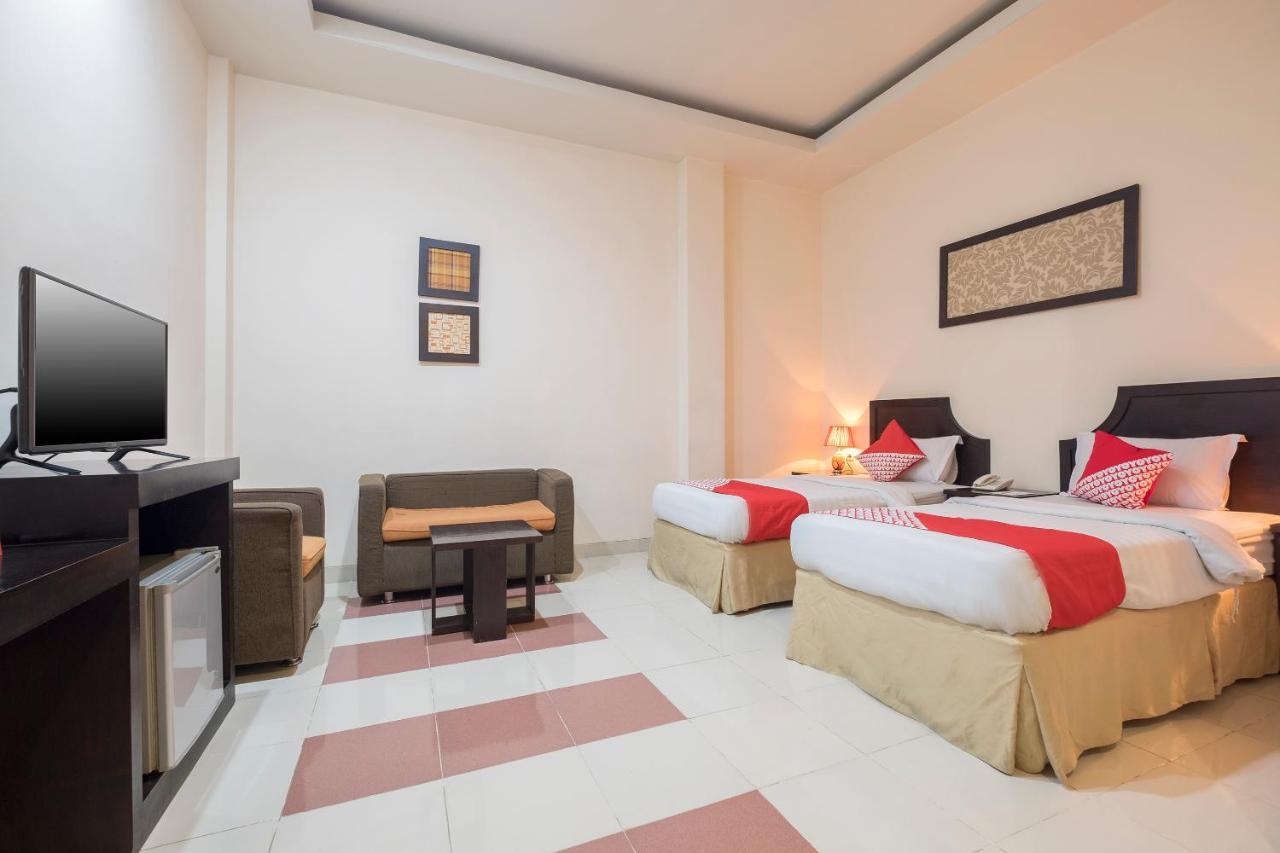 Oyo 424 Asia Hotel Makassar Luaran gambar