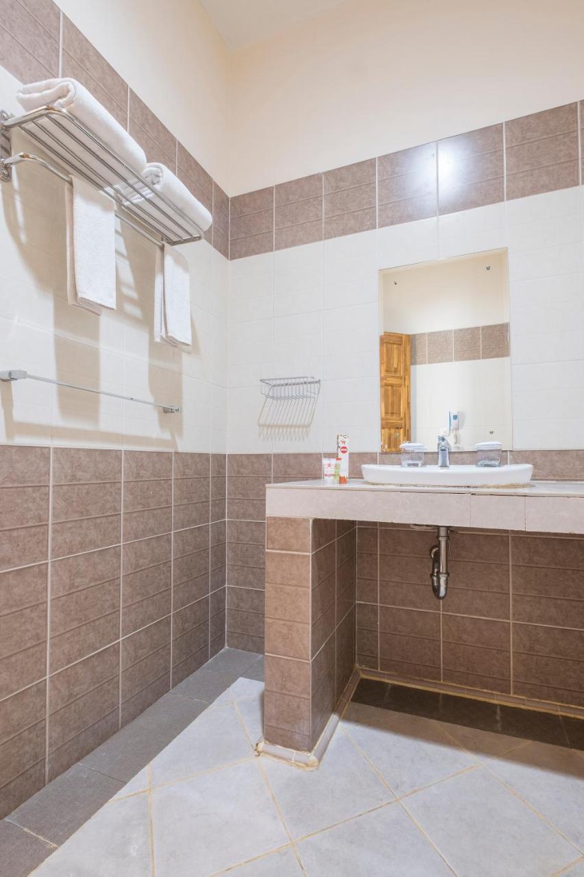 Oyo 424 Asia Hotel Makassar Luaran gambar