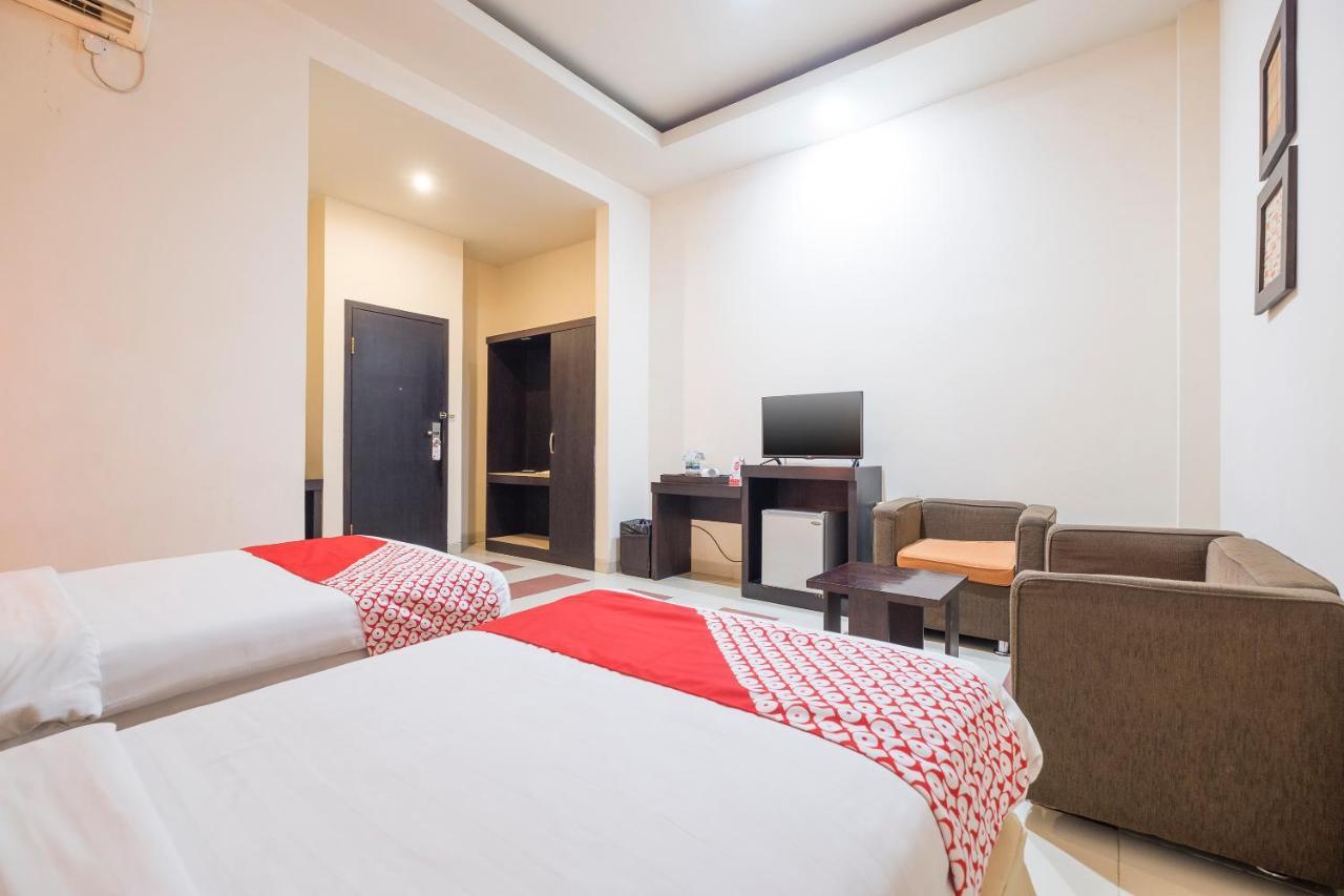 Oyo 424 Asia Hotel Makassar Luaran gambar